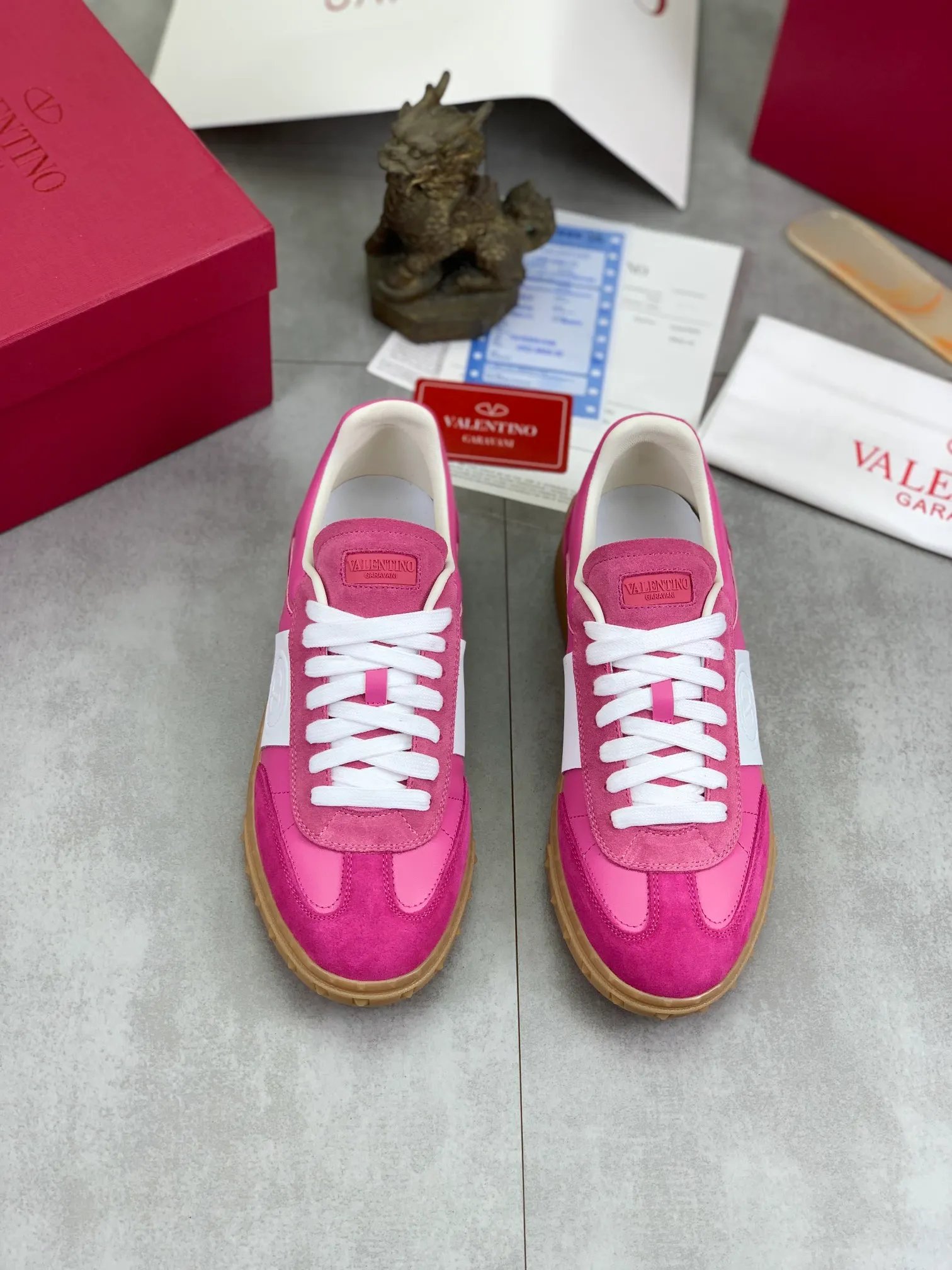 Men's Men's Shoes P520 New Couple Style Valentino Valentino 2025/UPVILLAGE Couple Casual Sports Shoes Moral Training Shoes 🆚Professional high-end, perfect replica, first-class quality, all made of original 1:1 materials, exclusive mold opening! 🎁Full set of high-end packaging at the counter ✔️Fabric: high mercerized cowhide ✔️Outsole: TPU material outsole ✔️Size: female 35-40 male 39-45 (female 41 male 38.46) 🆚All details are customized at 1:1 mold, striving for perfection!